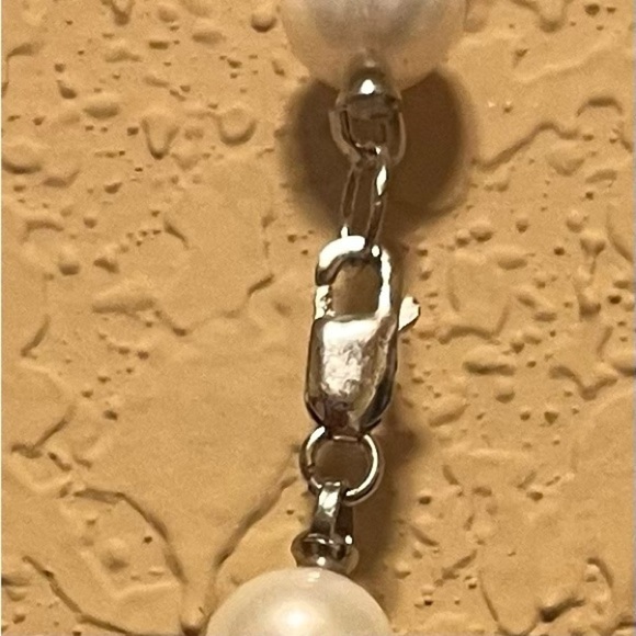 Elegant Glossy Glass Vintage Faux Pearl, White and Gray Necklace - Picture 4 of 4